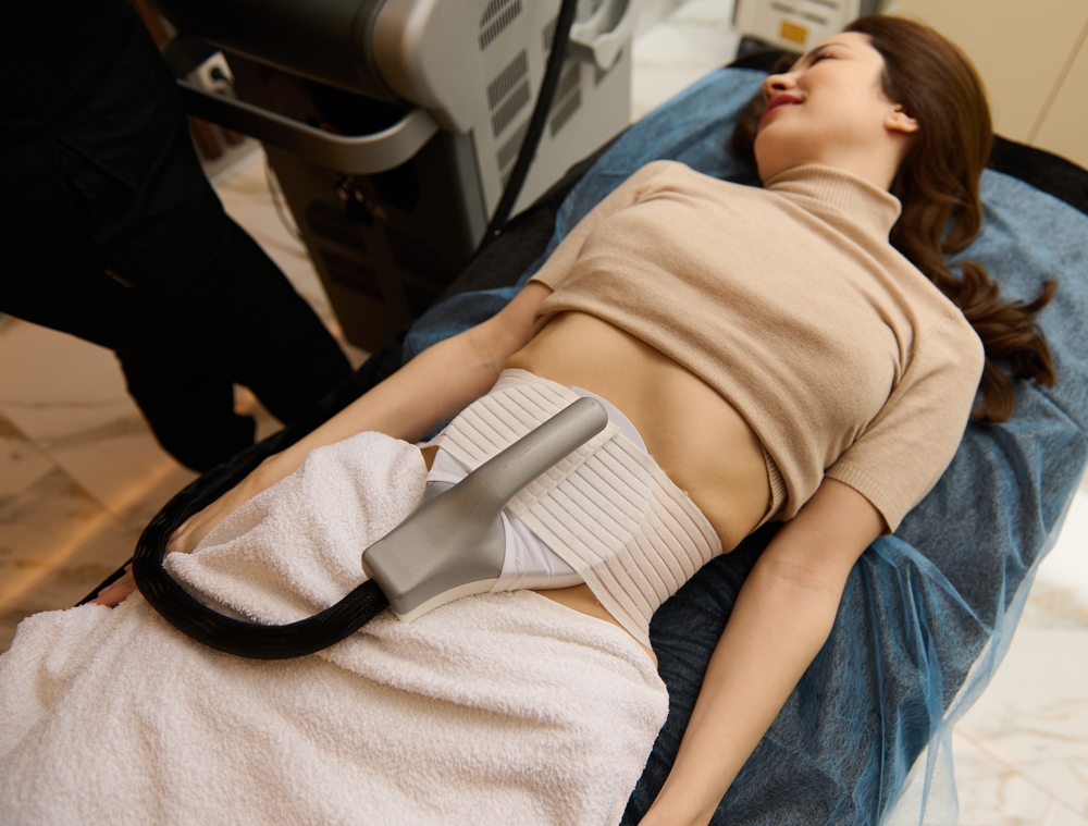 woman getting rid of fat cells with non-surgical fat reduction