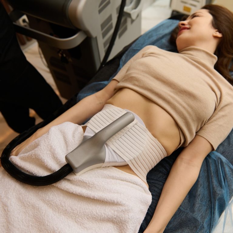 woman getting rid of fat cells with non-surgical fat reduction